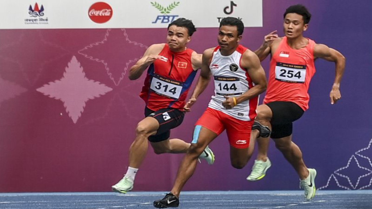 Pelari putra Indonesia Lalu Muhammad Zohri (tengah) berusaha menyusul pelari Vietnam Ngoc Nghia Ngan (kiri) dan pelari Singapura Mark Lee Ren (kanan) pada nomor lari 200 meter SEA Games 2023 di Phnom Penh, Kamboja, Senin (8/5/2023). Zohri meraih medali perunggu. ANTARA FOTO/Muhammad Adimaja/tom. (ANTARA FOTO/MUHAMMAD ADIMAJA)
