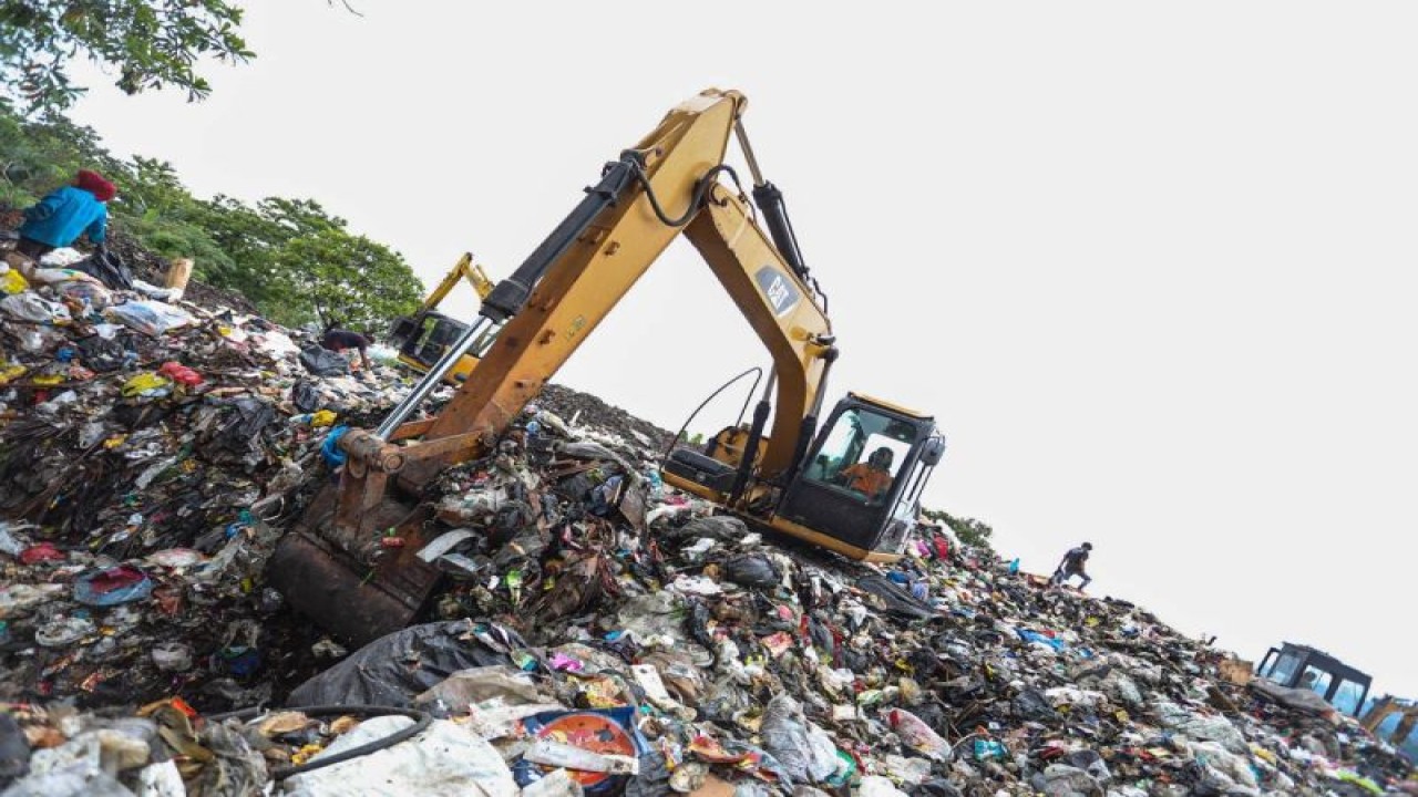 Alat berat sedang beroperasi di atas tumpukan sampah di TPA Darurat Cicabe, Kota Bandung, sehubungan dengan belum normalnya operasional di TPA Sarimukti, Bandung Barat. (ANTARA/Istimewa)