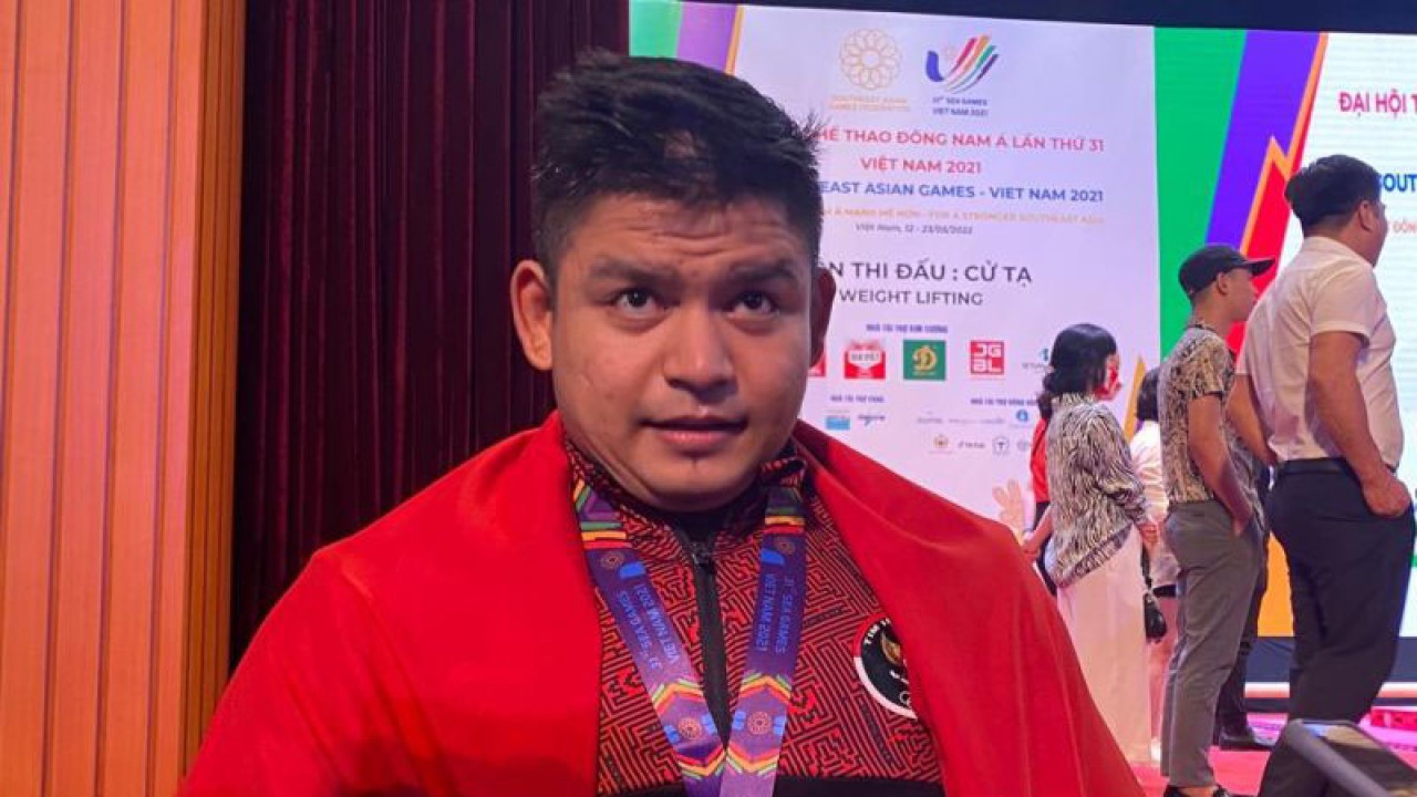 Atlet angkat besi Muhammad Zul Ilmi setelah menerima medali emas usai memenangi babak final kelas 89kg di Hanoi Sports Training and Competition Center, Hanoi, Vietnam, Minggu (22/5/2022). ANTARA/Arindra Meodia/aa.
