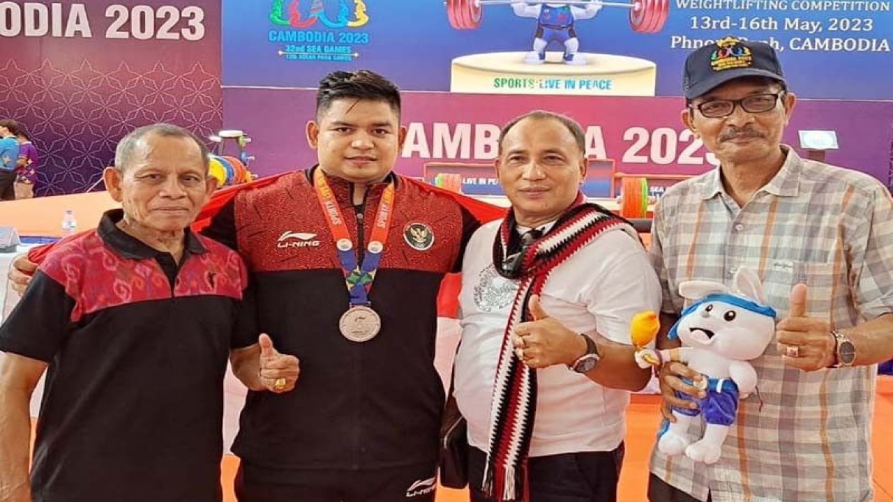 Lifter Muhammad Zul Ilmi bersama pengurus KONI Aceh usai pengalungan medali SEA Games di Kamboja. ANTARA/HO/Dok KONI Aceh