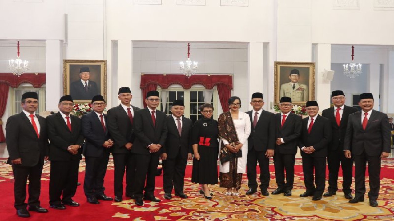 Sebanyak 12 orang duta besar (dubes) Luar Biasa dan Berkuasa Penuh (LBBP) untuk negara sahabat berfoto bersama Menteri Luar Negeri Retno Marsudi di Istana Negara, Jakarta, Senin (26/6/2023). ANTARA/Desca Lidya Natalia
