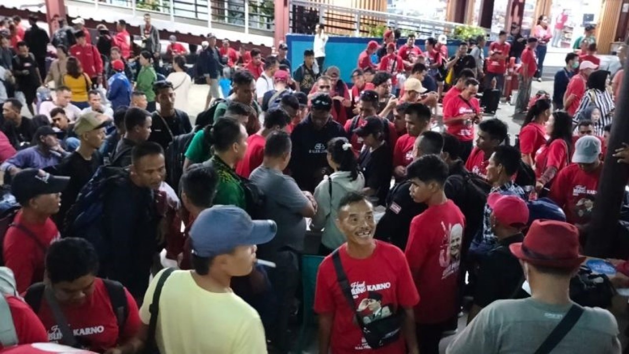 Suasana kader PDIP Kalimantan Barat menaiki KM Lawit untuk menghadiri puncak perayaan Bulan Bung Karno 2023 di Pelabuhan Dwikora Pontianak, Kalimantan Barat, Rabu (21/6/2023). ANTARA/HO-PDIP