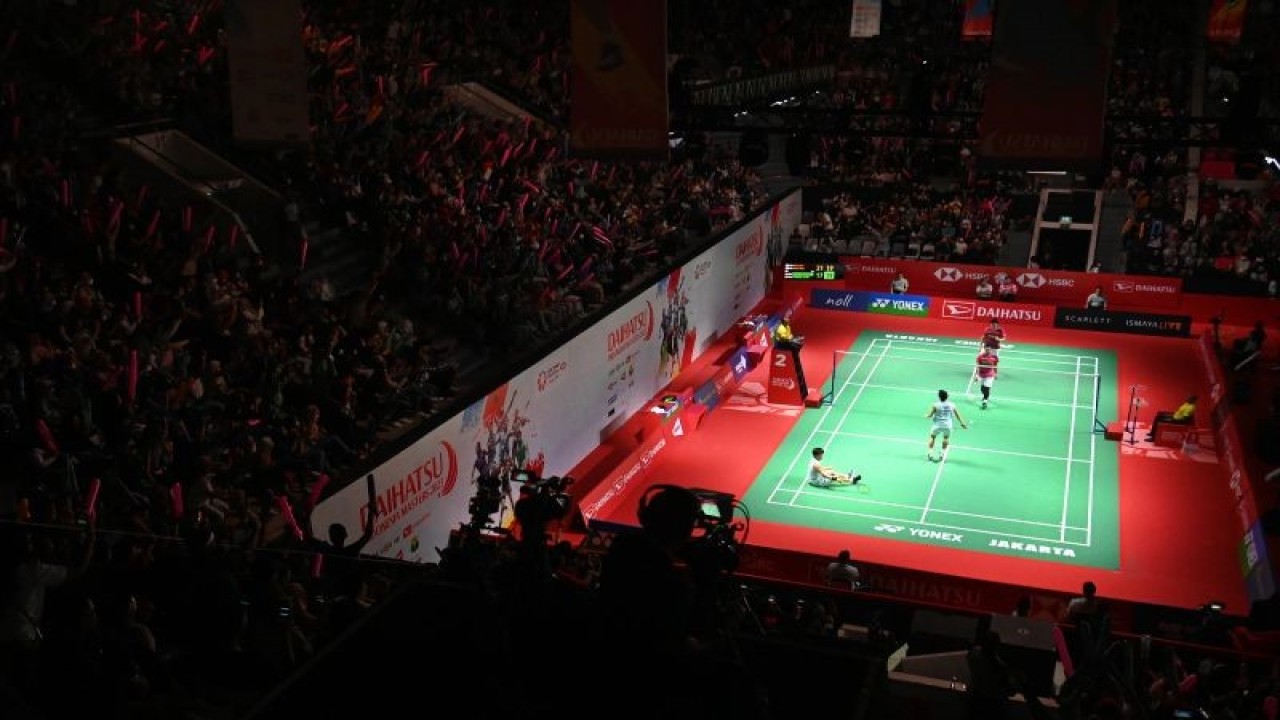 Penonton bertepuk tangan saat pebulu tangkis ganda putra Indonesia Hendra Setiawan dan Mohammad Ahsan memenangi pertandingan atas pebulu tangkis ganda putra Jepang Taichi Saito dan Akira Koga pada babak 32 besar turnamen Daihatsu Indonesia Masters 2023 di Istora Gelora Bung Karno, Jakarta, Selasa (24/1/2023). ANTARA FOTO/Indrianto Eko Suwarso/aww.
