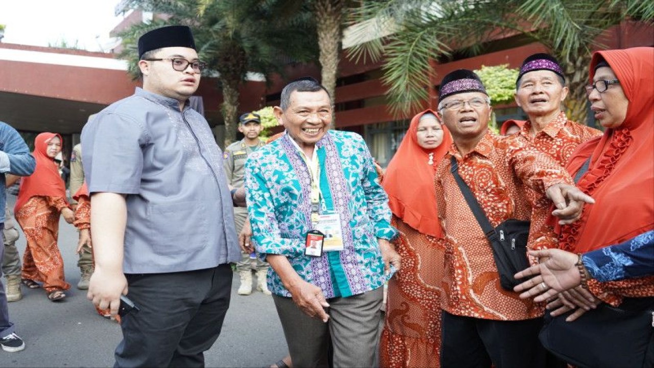 Bupati Kediri Bupati Hanindhito Himawan Pramana saat mendampingi jaamaah calon haji asal Kabupaten Kediri, Jawa Timur, yang berangkat ke Tanah Suci. Jumlah jamaah yang berangkat pada musim haji 2023 ini adalah 1.345 orang. ANTARA/ HO-Pemkab Kediri