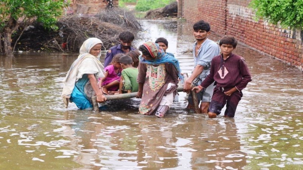 Sejumlah masyarakat di Pakistan berusaha mengindari banjir. Kerugian ekonomi akibat bencana banjir tahun ini telah mencapai 10 persen dari PDB negara, kata seorang menteri Pakistan. (Xinhua)