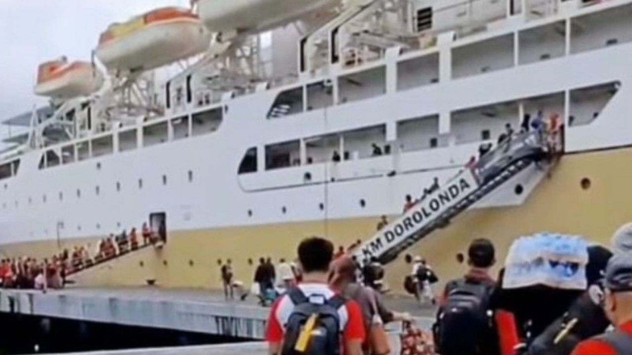 Kader PDIP Provinsi Sulawesi Utara bertolak ke Jakarta menggunakan KM Doro Londa dari Pelabuhan Bitung, Sulawesi Utara, Senin (19/6/2023). (ANTARA/HO-PDIP)