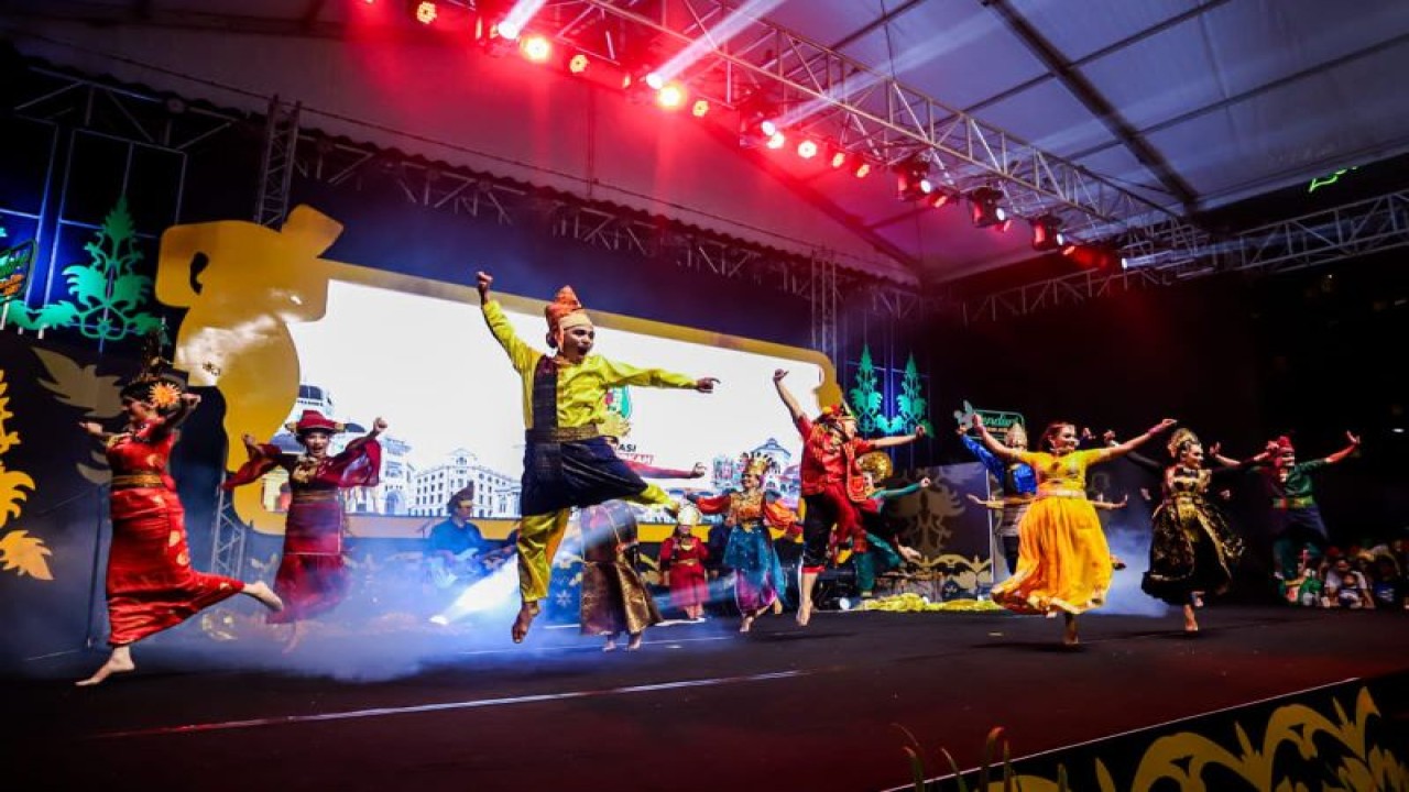 Pagelaran Kenduri Seni Melayu 2023 di Kota Batam, Kepri yang diikuti 24 sanggar kesenian nusantara dan lima negara tetangga, di Batam, Kepri, Kamis (15/06/2023). (ANTARA/HO-Disbudpar Batam)