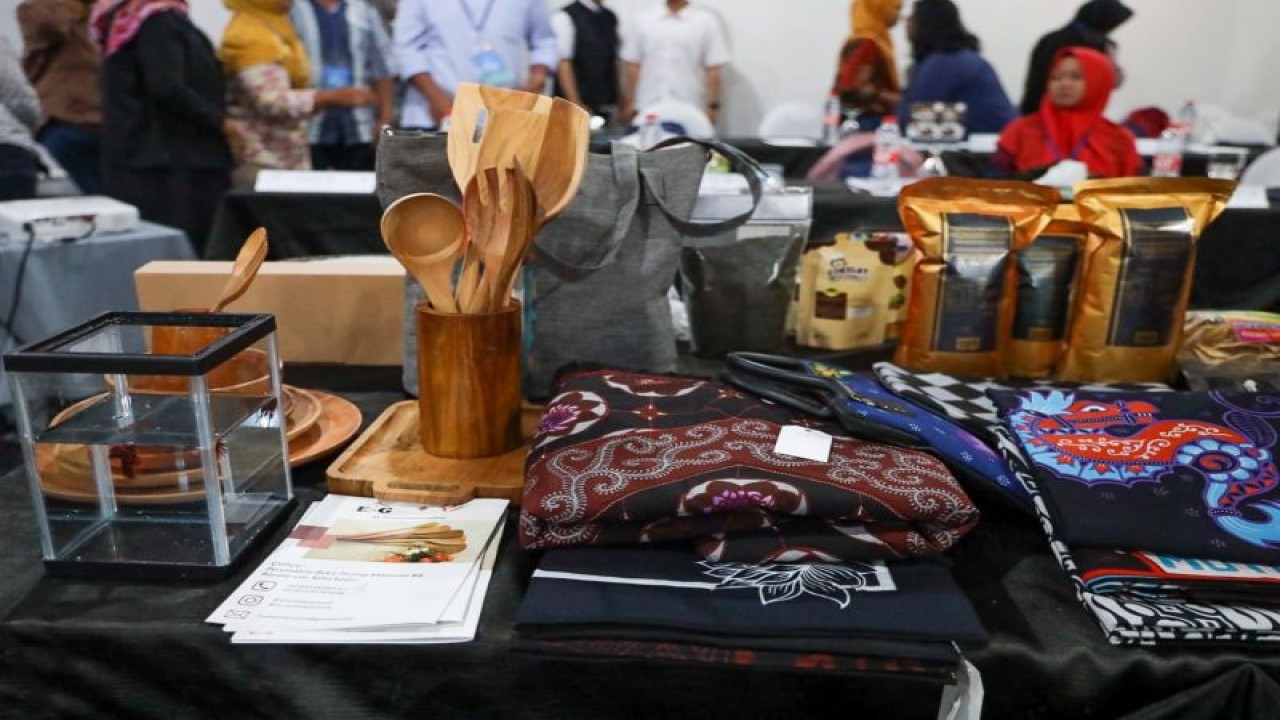 Produk UMKM asal Kediri, Jawa Timur. Sebanyak 30 UMKM di Kota Kediri, Jawa Timur, mengikuti pelatihan tentang pasar ekspor, sebagai persiapan agar produk mereka bisa tembus pasar ekspor. ANTARA/ HO-Pemkot Kediri