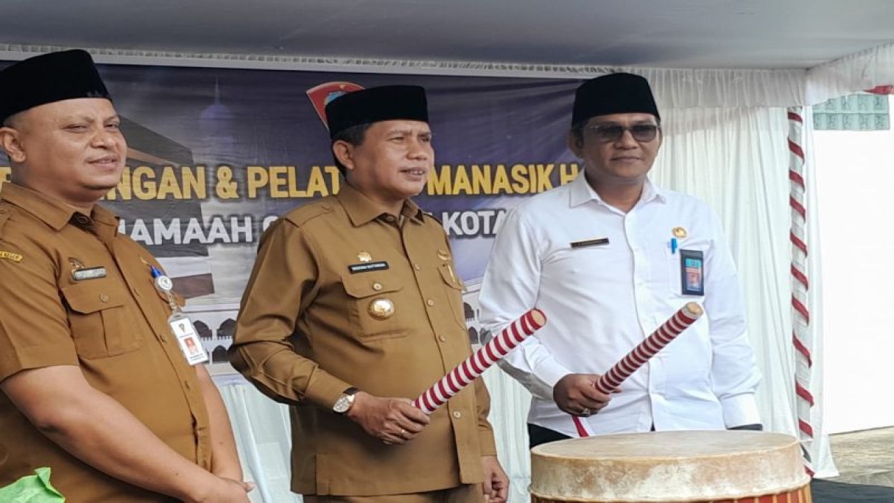 Penjabat Wali Kota Ambon Bodewin Wattimena membuka bimbingan manasik haji diikuti 314 calon haji di Kota Ambon, Provinsi Maluku, Selasa (6/6/2023). ANTARA/ Penina F. Mayaut