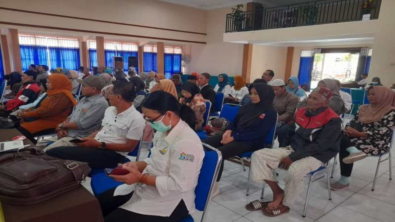 Sejumlah penyandang disabilitas mengikuti pembukaan pelatihan kewirausahaan di Sentra Terpadu Kartini Temanggung. (ANTARA/HO-Sentra Terpadu Kartini Temanggung)