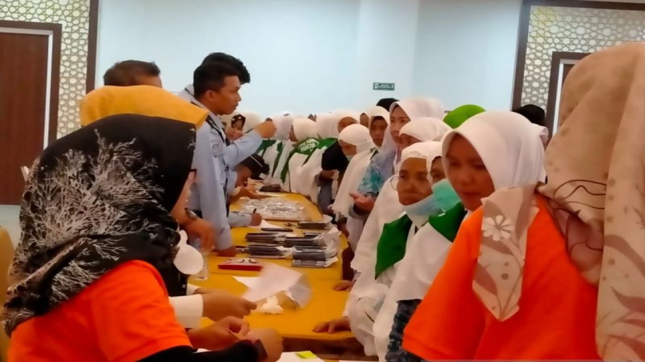 Sejumlah calon haji Kloter 1 Embarkasi Lombok dari Kabupaten Lombok Timur, NTB menjalani pendataan oleh petugas haji di Asrama Haji NTB di Mataram, Selasa (6/6/2023). (ANTARA/Nur Imansyah).