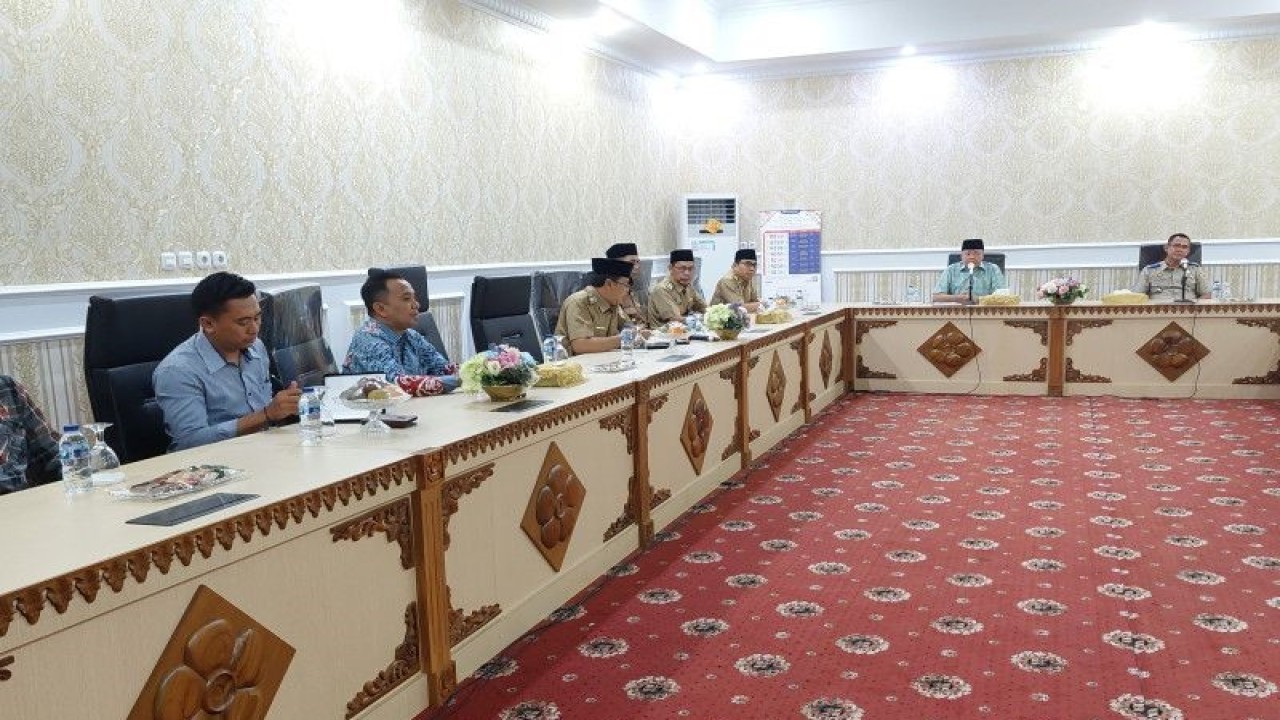 Audiensi Gubernur Bengkulu Rohidin Mersyah bersama dengan pihak terkait dan masyarakat petani yang ada di lahan HGU Malin Deman Kabupaten Mukomuko, serta Akar Foundation, di Bengkulu, Senin. (ANTARA/Boyke Ledy Watra)