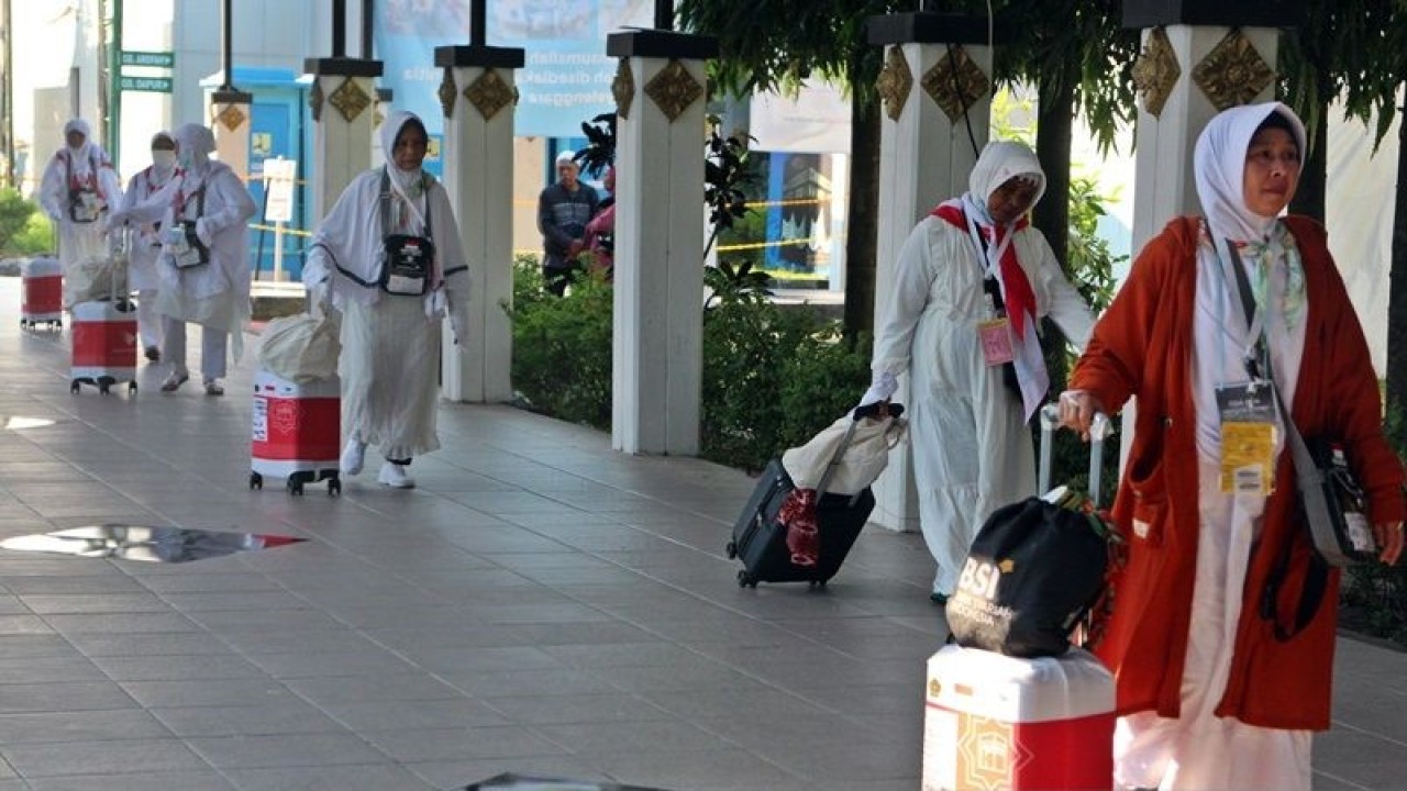 Sejumlah jamaah calhaj gabungan asal Jateng tergabung kloter 94 telah melakukan persiapan pemberangkatan ke Tanah Suci menuju di Gedung Muzdalifah Asrama Haji Donohudan Boayolali, Kamis (22/6/2023). ANTARA/Bambang Dwi Marwoto.