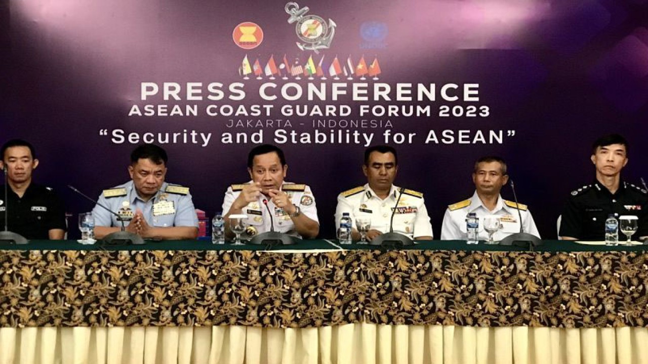 Kepala Bakamla RI Laksdya TNI Aan Kurnia (tiga kiri) menjawab pertanyaan saat jumpa pers usai pembukaan ASEAN Coast Guard Forum 2023 di Jakarta, Rabu (7/6/2023). ANTARA/Genta Tenri Mawangi