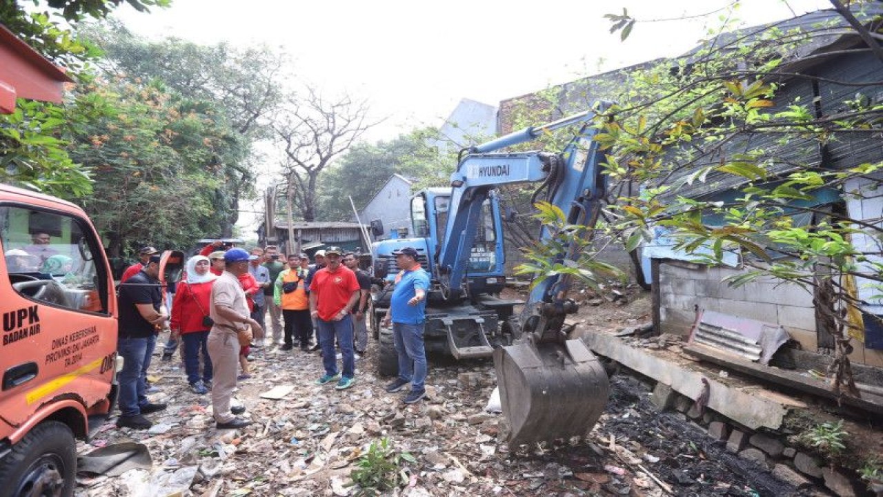 Wali Kota Administrasi Jakarta Timur Muhammad Anwar saat meninjau kerja bakti di proyek sodetan kali yang sempat terbengkalai di Kampung Sumur RT 02/RW 17 Kelurahan Klender, Kecamatan Duren Sawit, Jakarta Timur, Senin (5/6/2023). ANTARA/HO-Kominfotik Jakarta Timur
