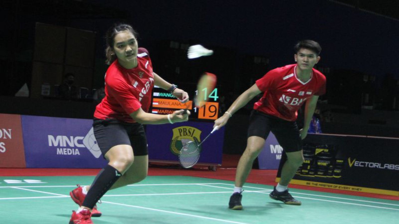 Arsip - Pasangan ganda campuran Indonesia, Adnan Maulana (kanan) dan Nita Violina Marwah (kiri) berusaha mengembalikan kok ke arah lawannya pebulu tangkis asal Taipei, Yu Chieh Lin-Xin Yu Wang dalam babak 16 besar Mansion Sport Indonesia International Challenge 2022 di Platinum Arena, Malang, Jawa Timur, Kamis (13/10/2022). ANTARA FOTO/Ari Bowo Sucipto/hp.