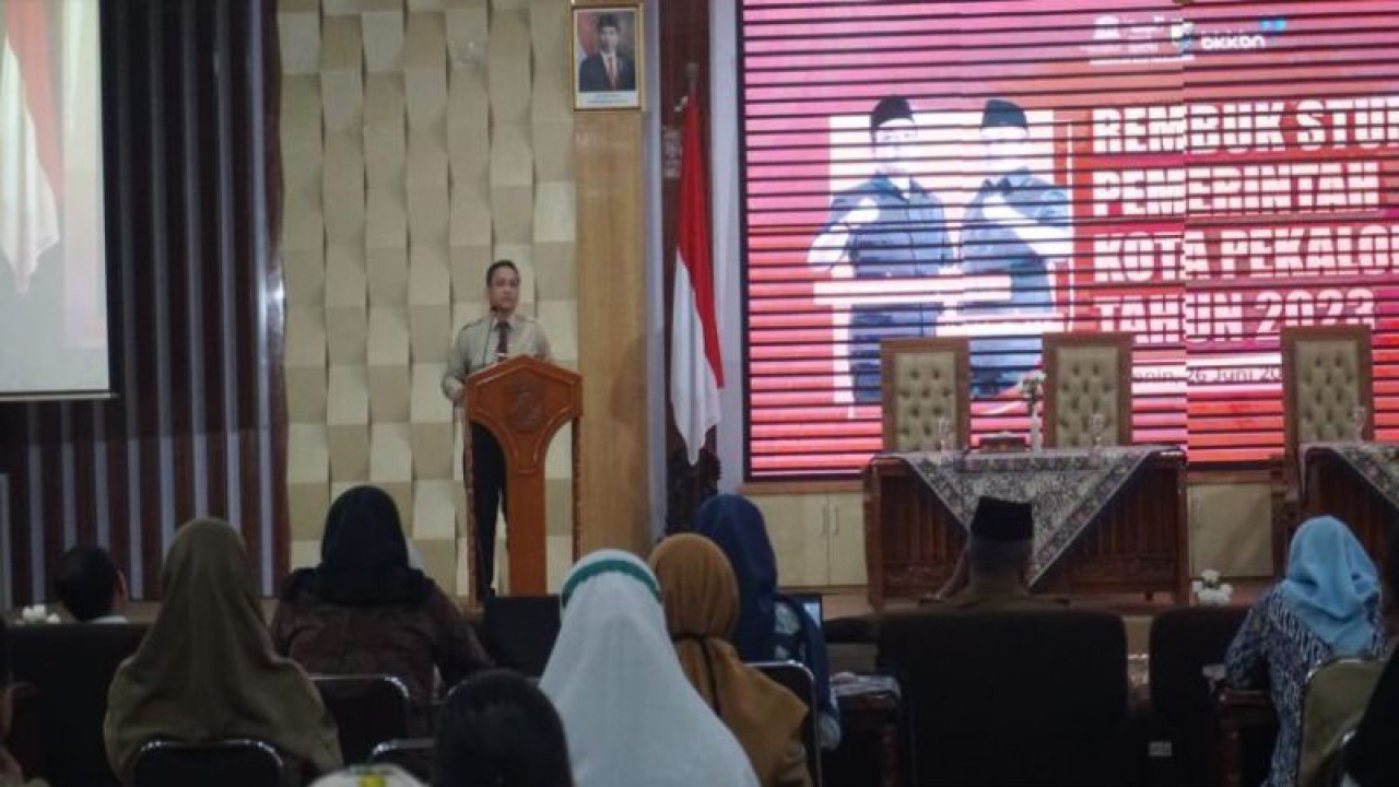 Wali Kota Pekalongan Afzan Arslan Djunaid memberikan pengarahan pada stakeholder terkait percepatan penuntasan kasus stunting di Pekalongan, Senin (26/6/2023). (ANTARA/Kutnadi)