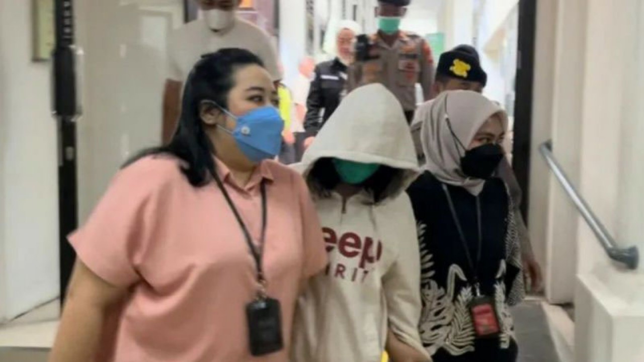 Penampilan AG saat mendatangi Pengadilan Negeri Jakarta Selatan, Jakarta, Kamis (30/3/2023). ANTARA/Luthfia Miranda Putri.