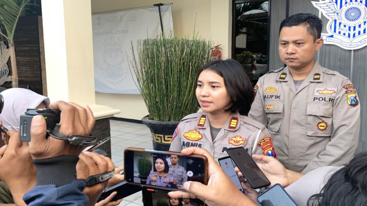 Kasat Lantas Polres Malang AKP Agnis Juwita Manurung (tengah) pada saat memberikan keterangan kepada media di Kabupaten Malang, Jawa Timur, Senin (12/6/2023). (ANTARA/Vicki Febrianto)