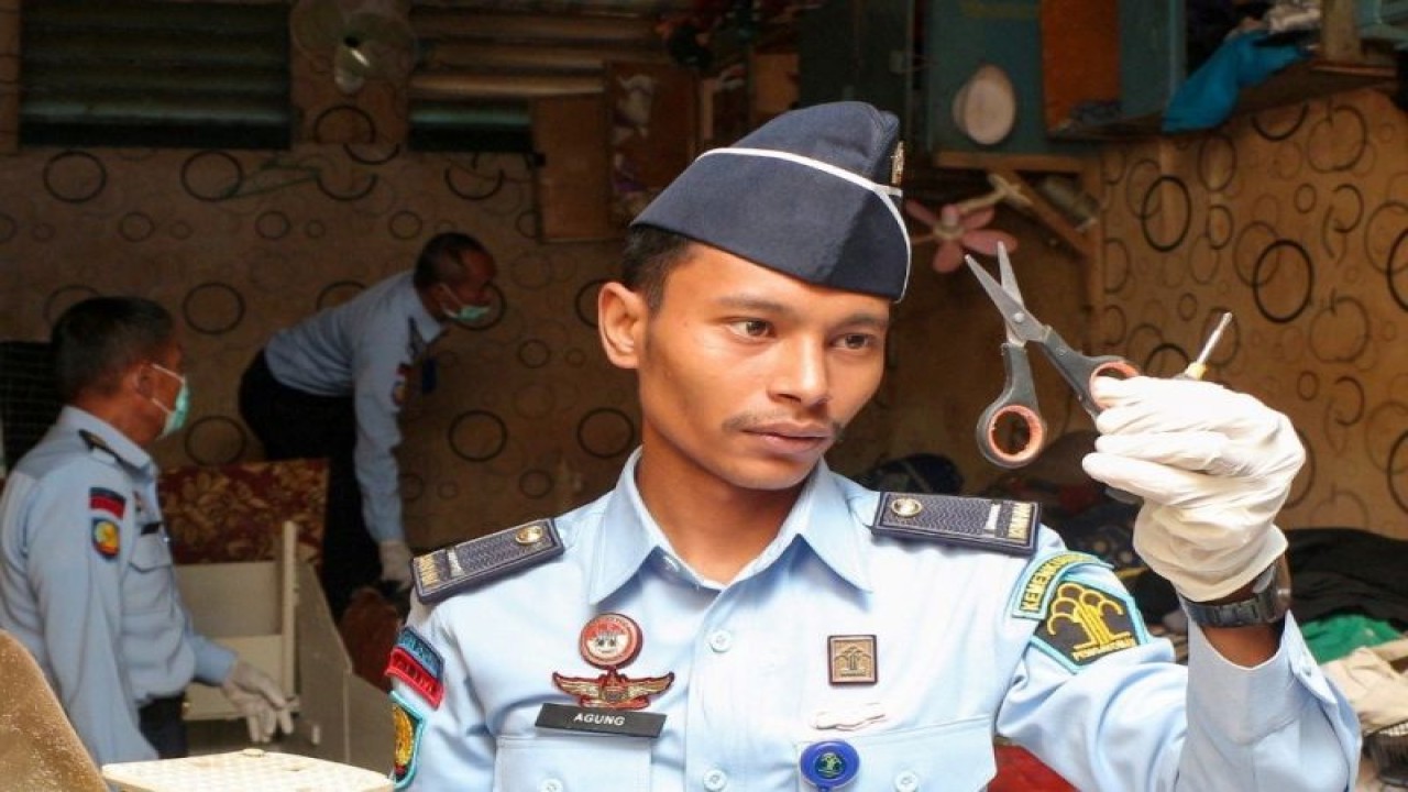 Petugas Lapas Madiun melakukan penggeledahan di sejumlah kamar hunian warga binaan pemasyarakatan sebagai upaya untuk mencegah adanya potensi gangguan keamanan dan ketertiban serta keberadaan halinar di lapas setempat. ANTARA/HO-istimewa