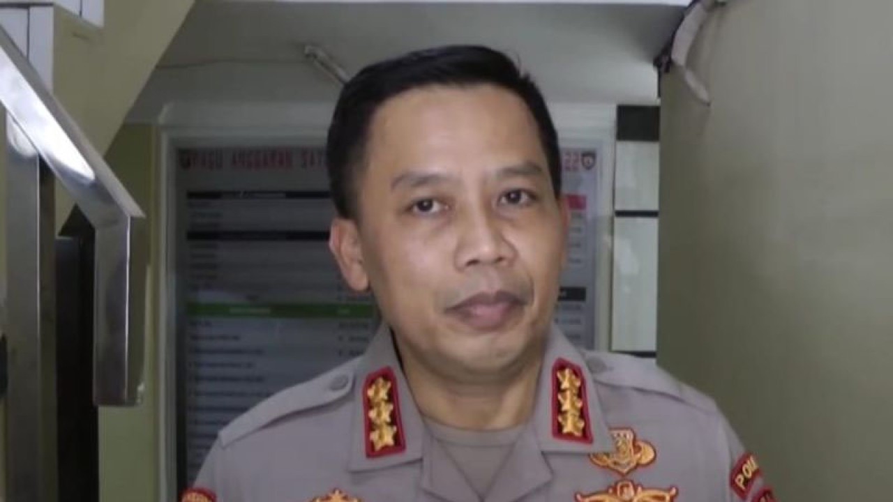 Kepala Bidpropam Polda Sumatera Selatan Kombes Pol Agus Halimudin saat menjawab pertanyaan wartawan terkait kasus tewasnya Kepala Unit Paminal Kepolisian Resor Musi Rawas Aipda P, di Palembang, Sumatera Selatan, Jumat (16/6/2023). ANTARA/M Riezko Bima Elko P.