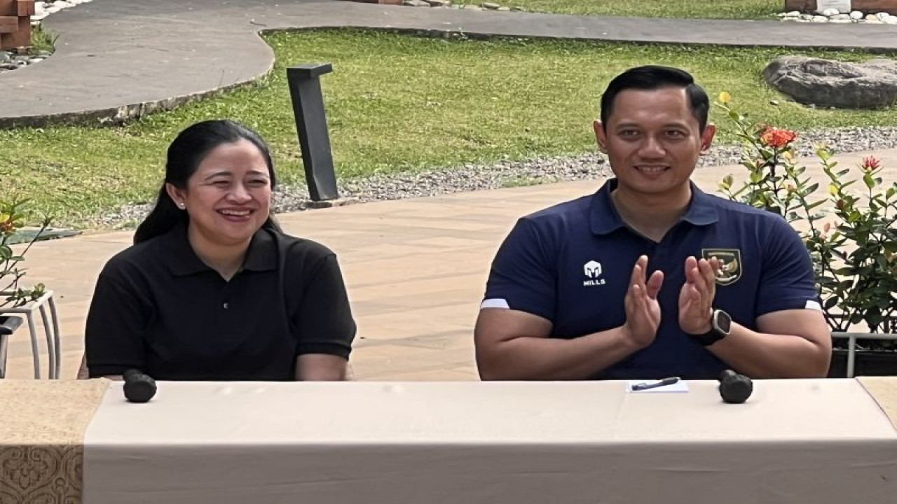 Ketua Umum Partai Demokrat Agus Harimurti Yudhoyono (kanan) bersama Ketua DPP PDI Perjuangan Puan Maharani (kiri) dalam konferensi pers di Plataran Hutan Kota Gelora Bung Karno, Jakarta Pusat, Minggu (18/6/2023). ANTARA/Putu Indah Savitri