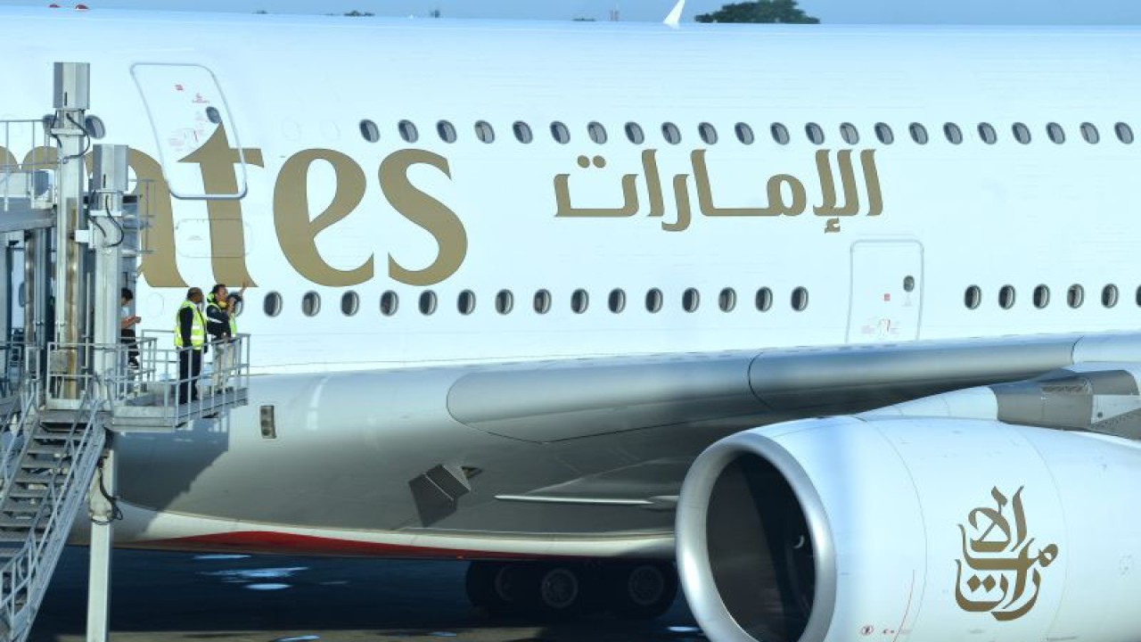 Petugas berkoordinasi di dekat pesawat Airbus A380 milik maskapai penerbangan Emirates yang terparkir di Bandara Internasional I Gusti Ngurah Rai, Badung, Bali, Kamis (1/6/2023). Pendaratan pesawat komersial terbesar di dunia dengan nomor penerbangan EK368 dari Dubai menuju Bali tersebut menjadi penerbangan komersil pesawat A380 pertama di Indonesia. (ANTARA FOTO/FIKRI YUSUF)