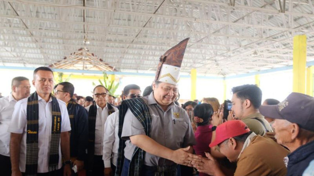 Menteri Koordinator Bidang Perekonomian Airlangga Hartanto meninjau implementasi Program Kemitraan Closed Loop di Kabupaten Simalungun, Sumatera Utara, Kamis (22/2/2023). (ANTARA/HO-KemenkoEkonomi/)