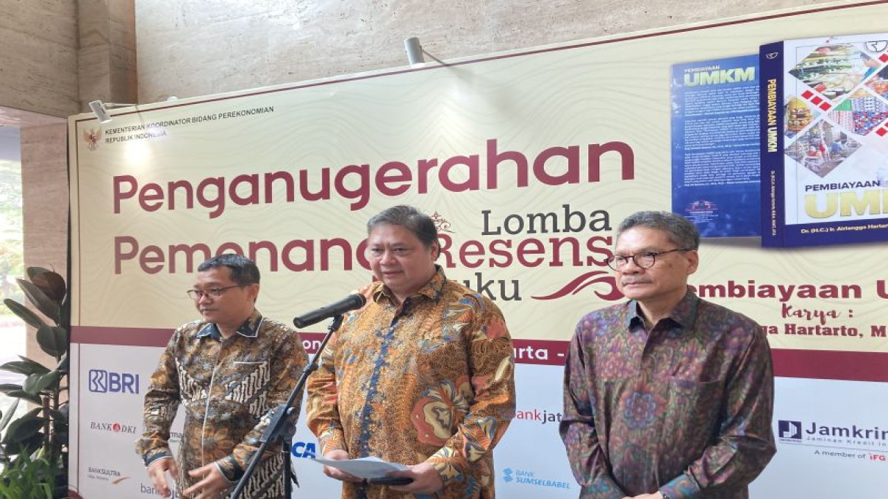 Menteri Koordinator Bidang Perekonomian Airlangga Hartarto menjawab pertanyaan wartawan di Jakarta, Selasa (27/6/2023). (ANTARA/Imamatul Silfia)