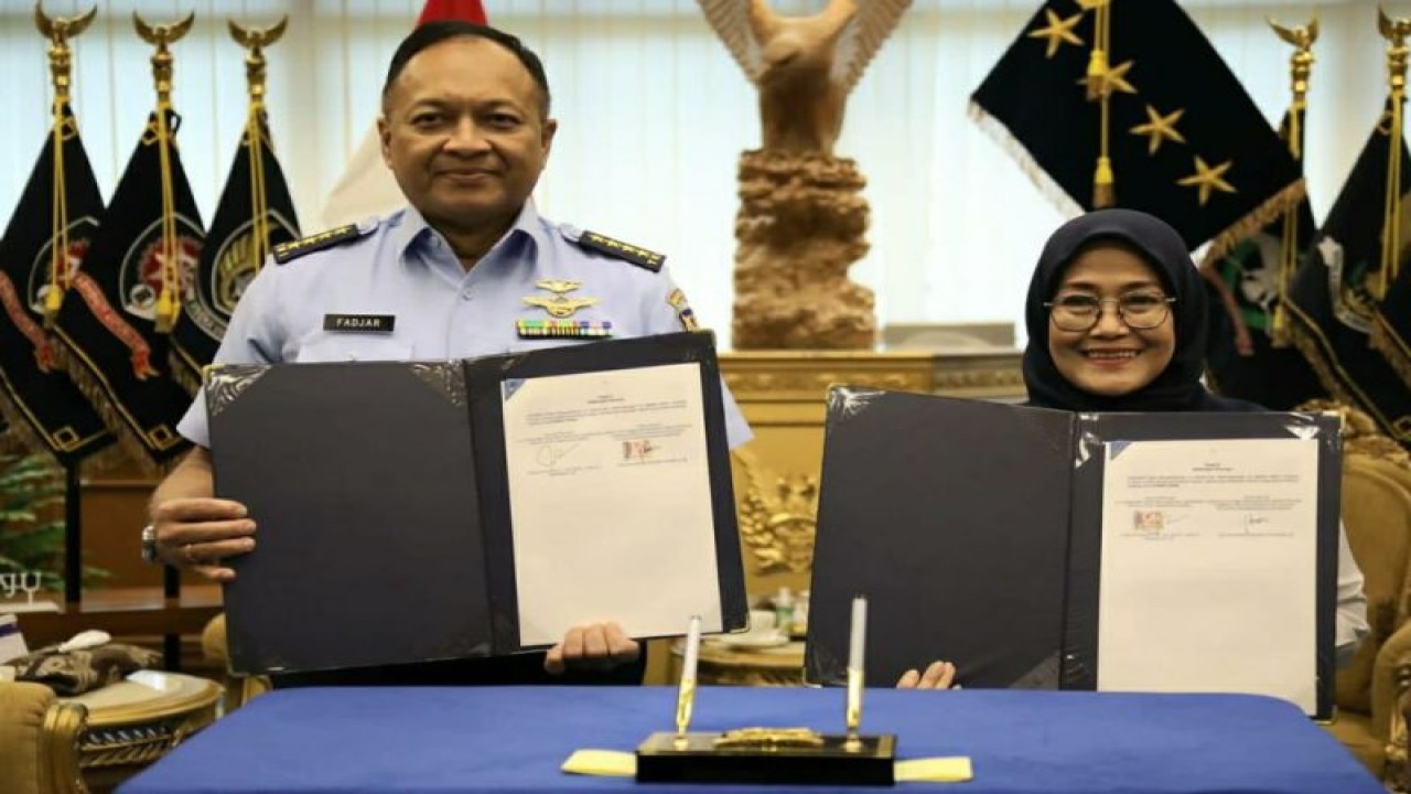 Kepala Staf TNI Angkatan Udara (Kasau) Marsekal TNI Fadjar Prasetyo (kiri) dan Direktur Utama AirNav Indonesia Polana B. Pramesti berfoto usai penandatanganan perjanjian kerja sama tentang pelayanan navigasi penerbangan di Markas Besar TNI, Cilangkap, Jakarta, Kamis (15/6/2023). ANTARA/HO-AirNav Indonesia