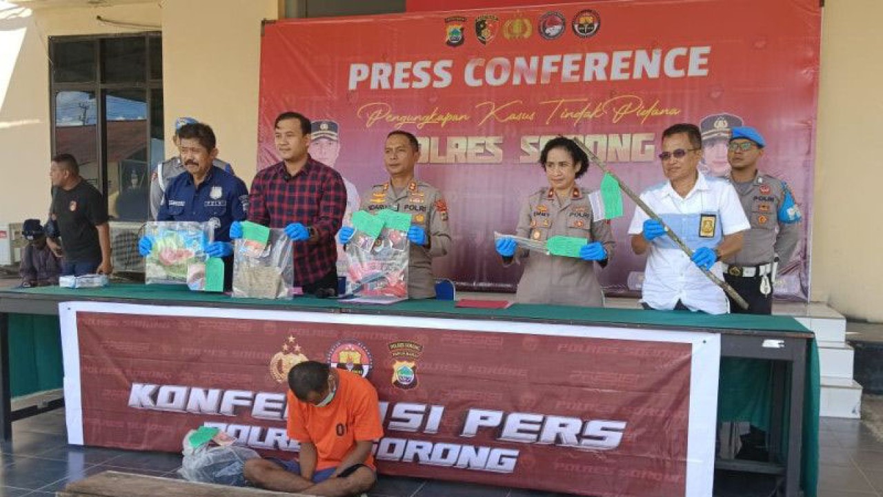 Kaporles Sorong AKBP Yohanes Agustiandaru dan Wakapolres serta jajarannya tengah merilis kasus pembunuhan anak di Kabupaten Sorong. (ANTARA/Yuvensius Lasa Banafanu)