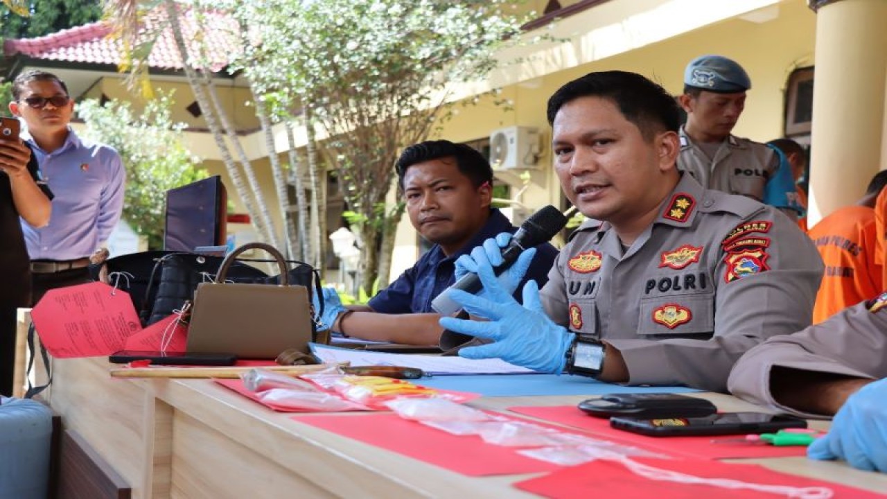 Kapolres Lombok Barat, AKBP Bagus Nyoman Gede J, menunjukkan barang bukti narkotika jenis sabu, kepada wartawan di Kabupaten Lombok Barat, Nusa Tenggara Barat, Selasa (6/6/2023). ANTARA/HO-Polres Lombok Barat.