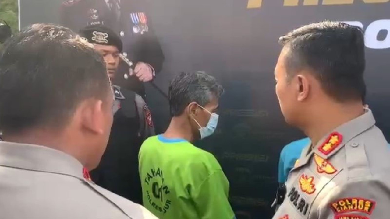 Kapolres Cianjur, Jawa Barat, AKBP Aszhari Kurniawan saat menunjukan pelaku sodomi pedagang Cilok, di Cianjur, Jawa Barat, Rabu (7/6/2023). ANTARA/Ahmad Fikri.