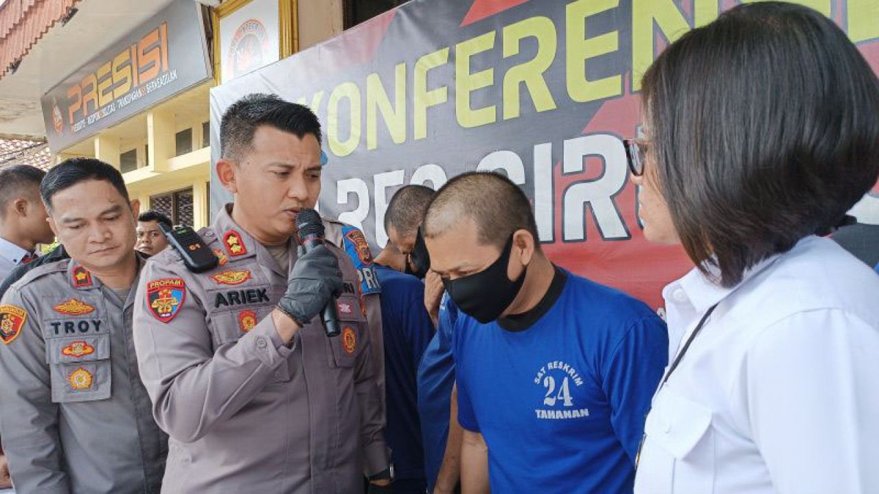 Kapolres Cirebon Kota AKBP Ariek Indra Sentanu bertanya kepada salah satu tersangka di Cirebon, Jawa Barat, Senin (12/6/2023). (ANTARA/Khaerul Izan)