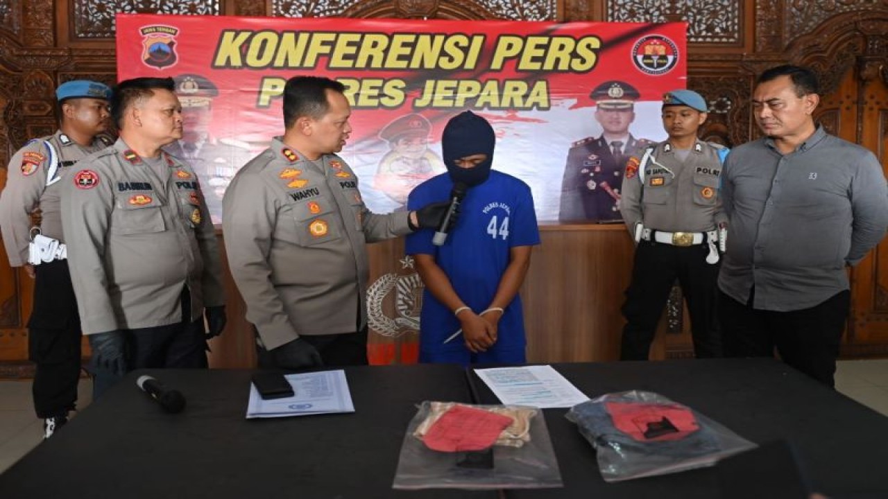 Kapolres Jepara AKBP Wahyu Nugroho Setyawan didampingi jajarannya meminta penjelasan pelaku dugaan kasus pencabulan terhadap anak di bawah umur saat konferensi pers di Mapolres Jepara, Jawa Tengah, Selasa (13/6/2023). ANTARA/HO-Polres Jepara