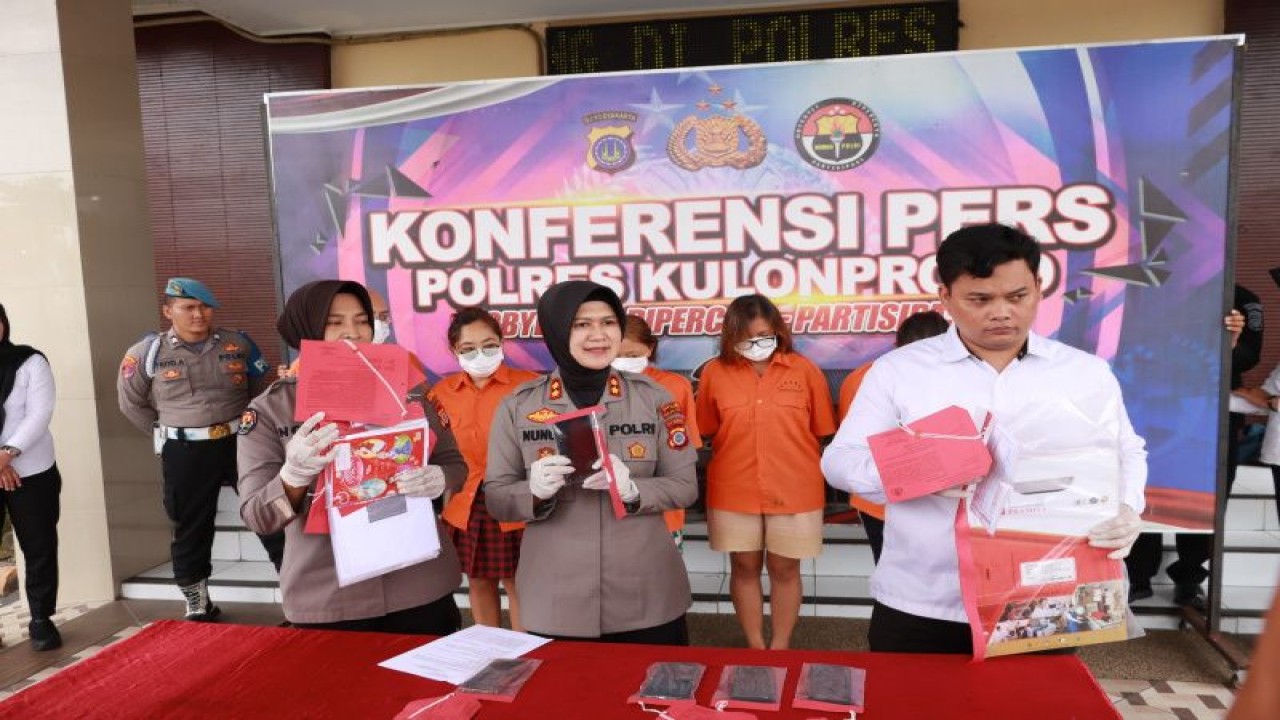 Kapolres Kulon Progo AKBP Nunuk Setiyowati menunjukan barang bukti dugaan TPPO pada Selasa (27/6). (ANTARA/HO-Humas Polres Kulon Progo)