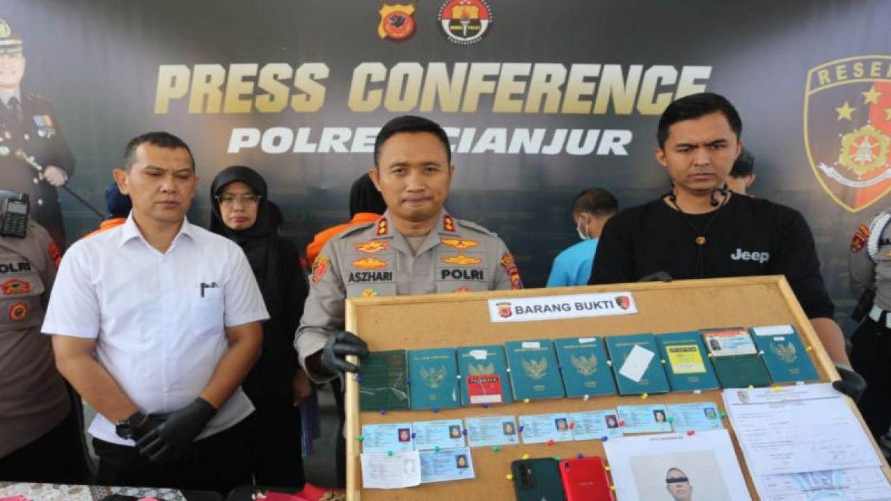 Kapolres Cianjur, Jawa Barat, AKBP Aszhari Kurniawan, menunjukan sejumlah barang bukti yang diamankan dari tangan delapan orang tersangka kasus tindak pidana penjualan orang (TPPO), Selasa (27/6/2023). ANTARA/Ahmad Fikri.