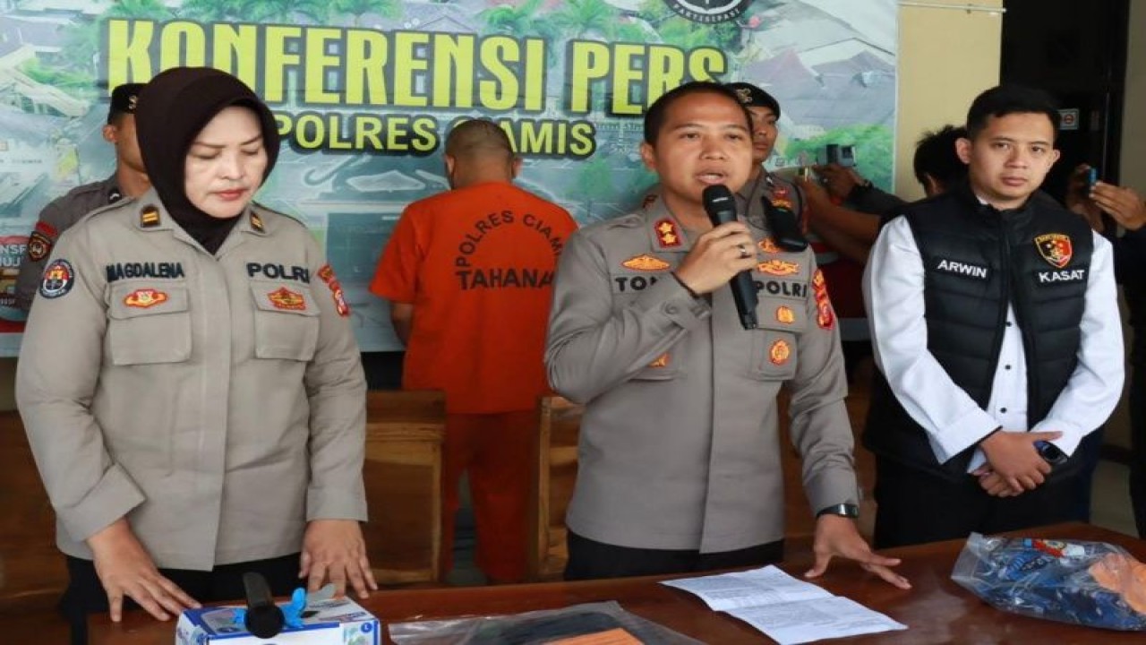 Kepala Kepolisian Resor Ciamis AKBP Prasetyo Yudhangkoro menunjukkan barang bukti dan tersangka kasus kekerasan seksual oleh guru terhadap muridnya saat jumpa pers di Ciamis, Jawa Barat, Rabu (28/6/2023). ANTARA/HO-Humas Polres Ciamis