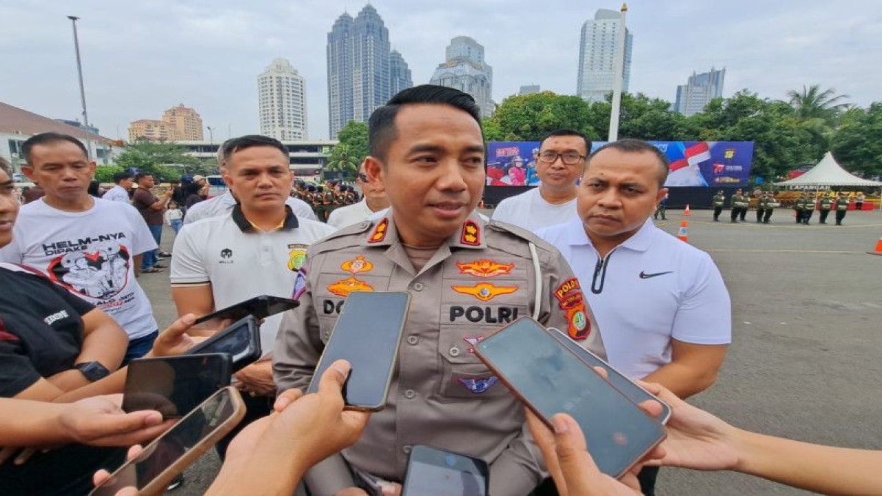 Wakil Direktur Lalu Lintas Polda Metro Jaya AKBP Doni Hermawan saat diwawancarai di Jakarta, Sabtu (17/6/2023). ANTARA/Ilham Kausar