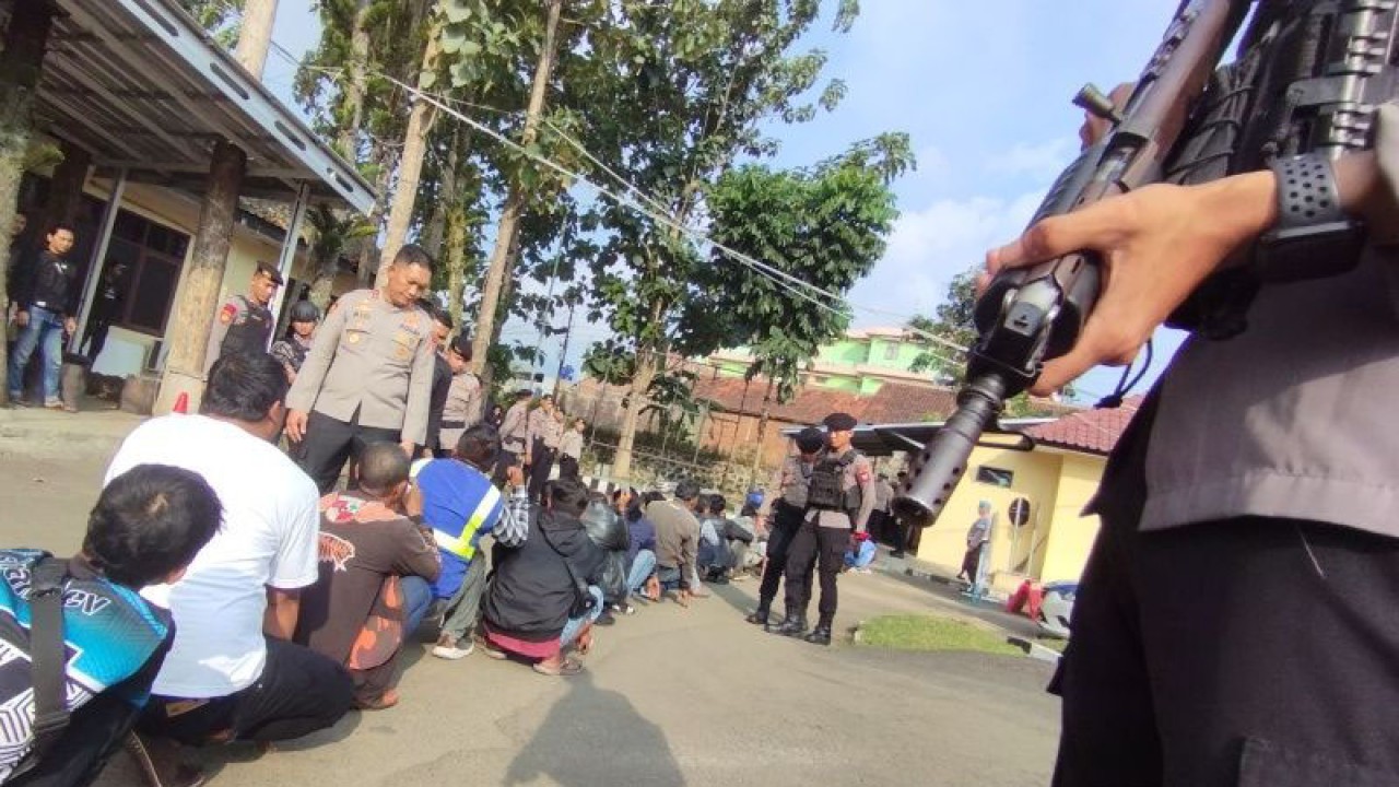 Kepala Kepolisian Resor Garut AKBP Rio Wahyu Anggoro memberikan arahan kepada preman yang sedang antre untuk menjalani tes urine di Markas Polres Garut, Jawa Barat, Rabu (14/6/2023). (ANTARA/Feri Purnama)