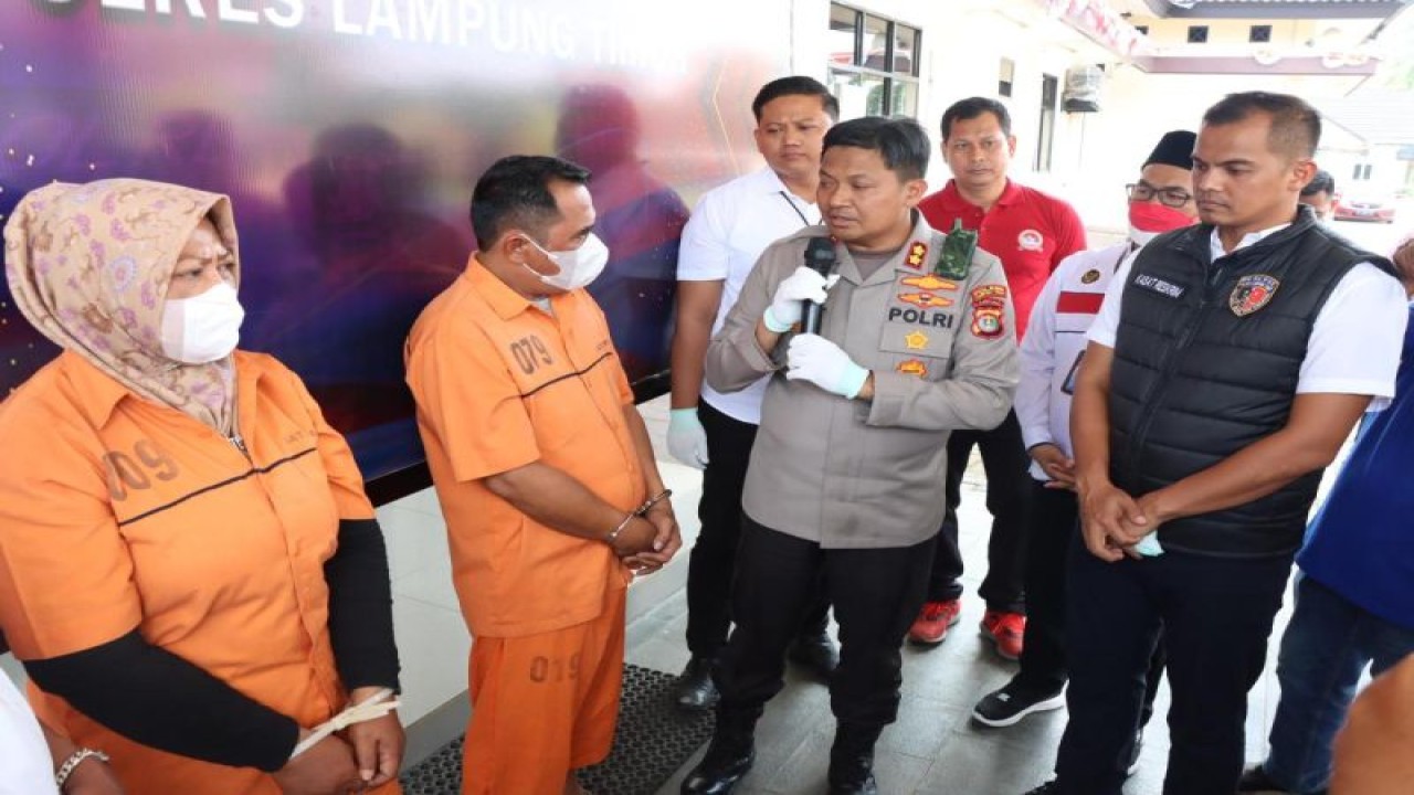 Kapolres Lampung Timur AKBP Rizal Muchtar  didampingi Kasat Reskrim Iptu Johanes EP Sihombing menunjukkan dua pelaku terduga kasus TPPO, di Mapolres Lampung Timur, di Sukadana, Rabu (21/6/2023). ANTARA/HO-Polres Lampung Timur.