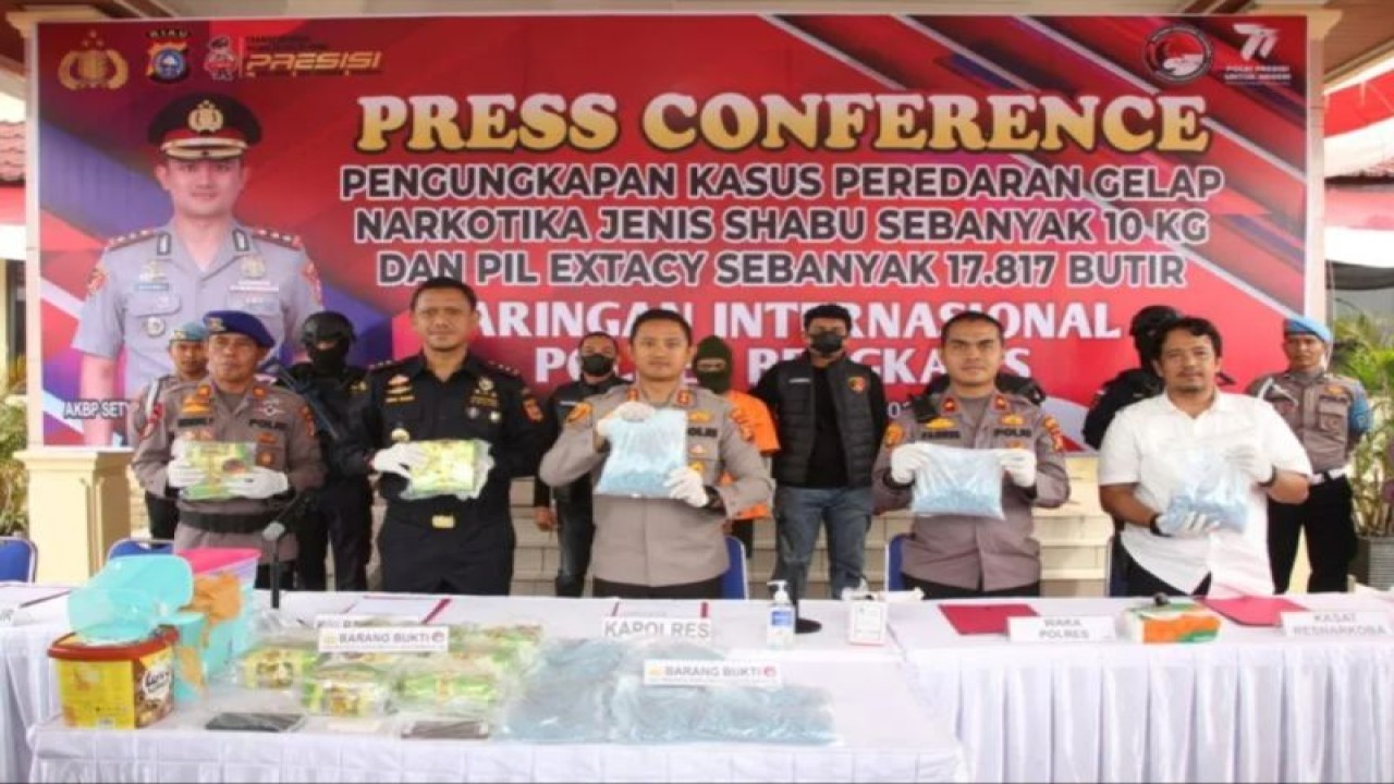 Kapolres Bengkalis AKBP Setyo Bimo Anggoro didampingi Kepala Bea Cukai Bengkalis memperlihatkan barang bukti hasil tangkapan 10 kg sabu dan 17.817 pil ekstasi dari satu tersangka. (ANTARA/Alfisnardo)