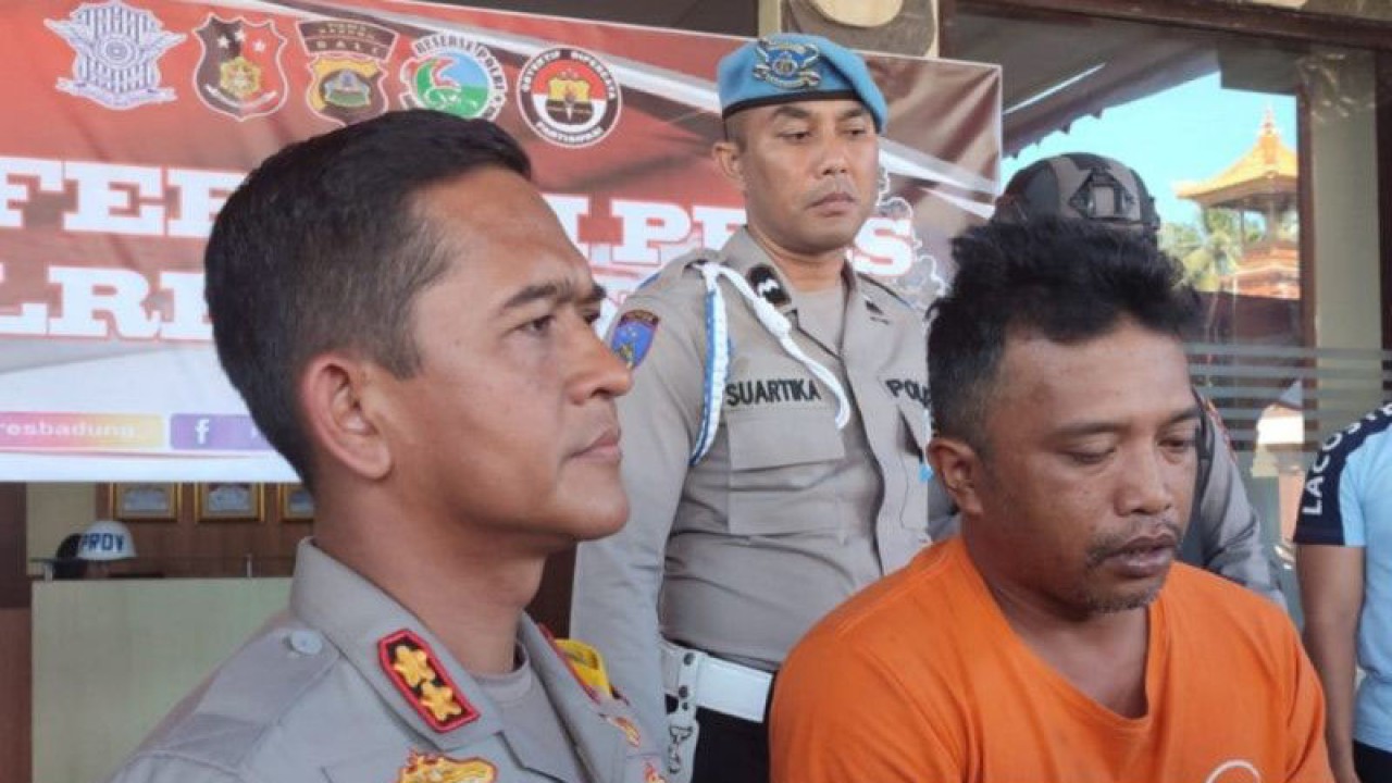 Kepala Kepolisian Resor Badung AKBP Teguh Priyo Wasono (kiri) menunjukkan tersangka pelaku pemerasan Kadek Eka Putra (40) terhadap wisatawan Singapura saat konferensi pers di Badung, Bali, Rabu (21/6/2023). ANTARA/Rolandus Nampu