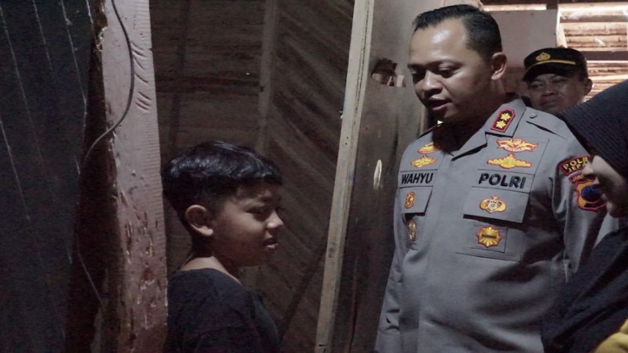 Kapolres Jepara AKBP Wahyu Nugroho Setyawan berbincang dengan keluarga pemilik rumah tak layak huni di Desa Pekalongan, Kecamatan Batealit, Jepara, yang memperoleh batuan program bedah rumah dalam rangka Hari Bhayangkara ke-77, Kamis (15/6/2023). (ANTARA/HO-Polres Jepara.)