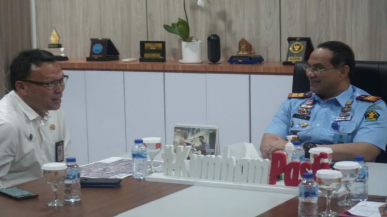 Kepala Dinas PUPR Palembang Akhmad Bastari bersilaturahim dengan Kakanwil Kemenkumham Sumsel Ilham Djaya. (ANTARA/Yudi Abdullah)