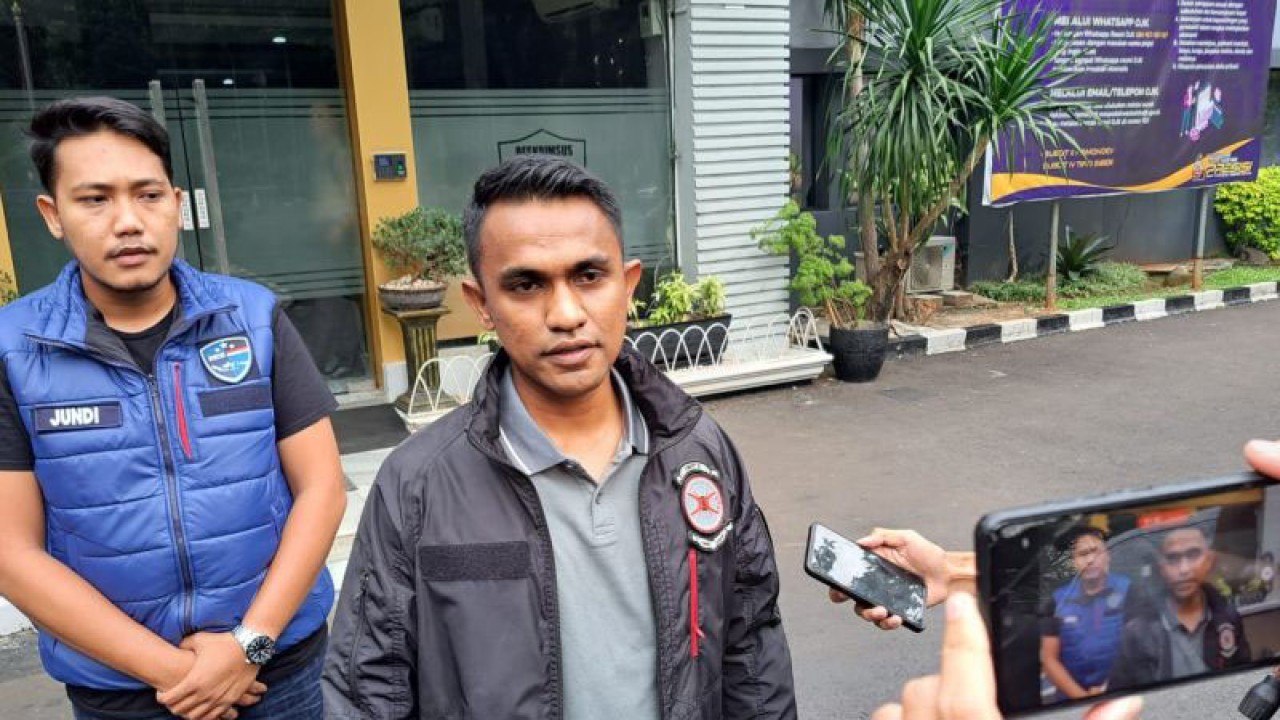 Kepala Unit 2 Tindak Pidana Siber Direktorat Reserse Kriminal Khusus (Ditreskrimsus) AKP Charles Bagaisar saat diwawancarai di Jakarta, Kamis (1/6/2023) ANTARA/Ilham Kausar