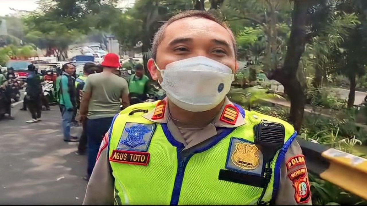 Tangkapan layar - Kanit Laka Lantas Polsek Kebon Jeruk AKP Agus Toto saat memantau di lokasi kecelakaan, Selasa (27/6/2023). ANTARA/Risky Syukur