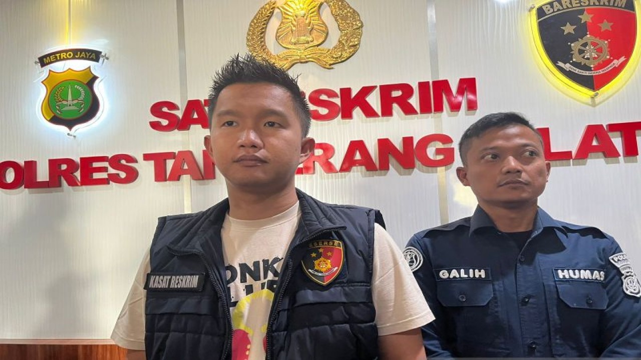 Kanit Reskrim Polres Tangsel AKP Aldo Primananda dan Kasi Humas Polres Tangsel Ipda Galih. ANTARA/Al-Afifi Elfa R/ Sintia Dini L