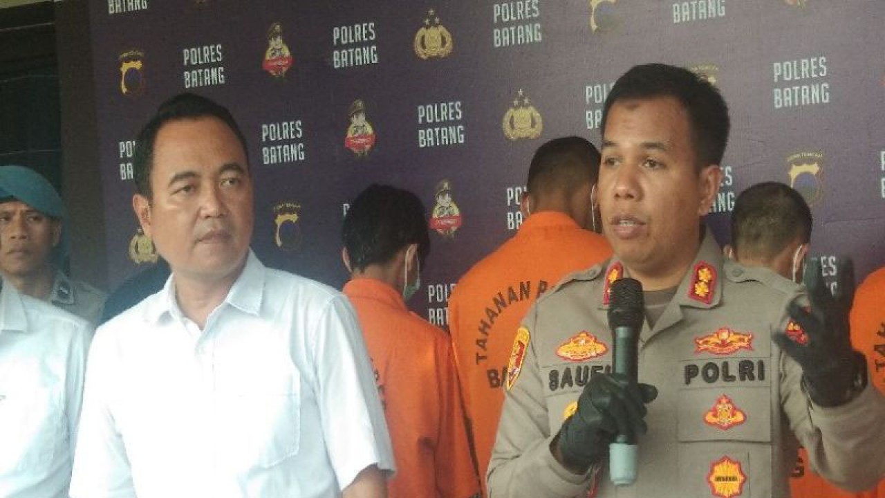Kepala Polres Batang AKBP Saufi Salamun bersama Kepala Satreskrim AKP Andy Fajar pada saat kegiatan konferensi pers kasus tindak pidana perdagangan orang (TPPO) di Batang< Selasa (20/6/2023). (ANTARA/Kutnadi)