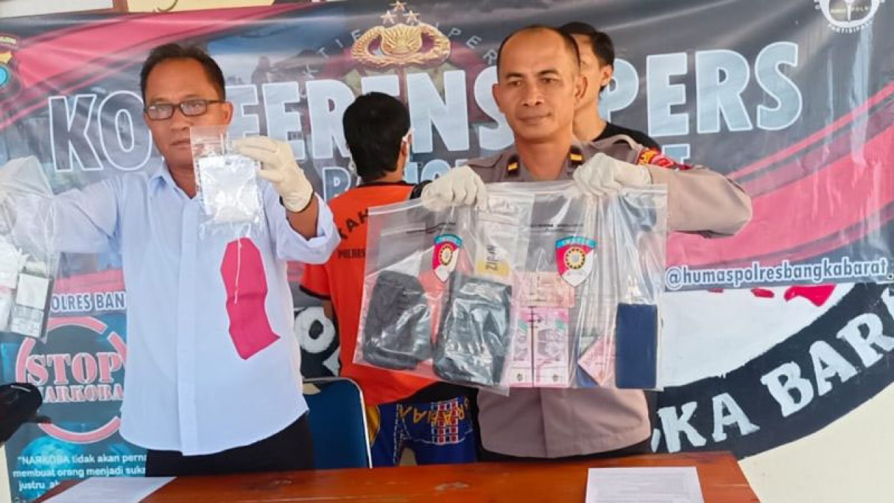 Dokumentasi Kepala Satuan Resnarkoba Polres Bangka Barat, AKP Eddy Yuhansyah (kiri). ANTARA/Donatus Dasapurna